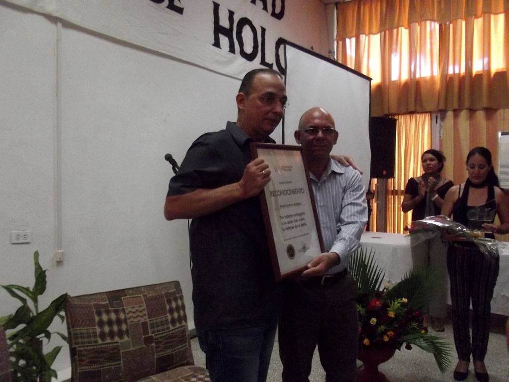 Antonio Guerrero llegó puntual a la sede Oscar Lucero Moya, ávido de intercambiar sus experiencias con estudiantes y profesores de la Universidad de Holguín . Desarrollado en la Sede "Oscar Lucero Moya" el 02 de diciembre de 2015. UHO FOTO/Laura Fonseca Prin