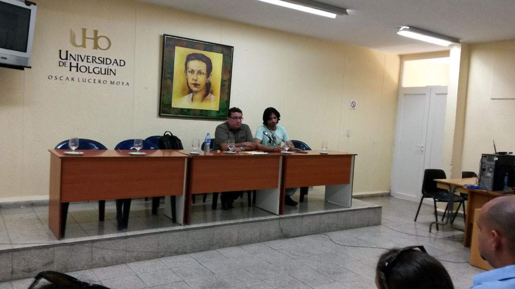 Intercambio entre el profesor y abogado canadiense, Dr. Troy Chalifoux, especializado en la negociación de conflictos estudiantes y docentes del Departamento de Derecho. Desarrollado en sede Celia Sánchez Manduley el 30 de noviembre de 2015. UHO FOTO/Manuel Alberto Leyva Estupiñán