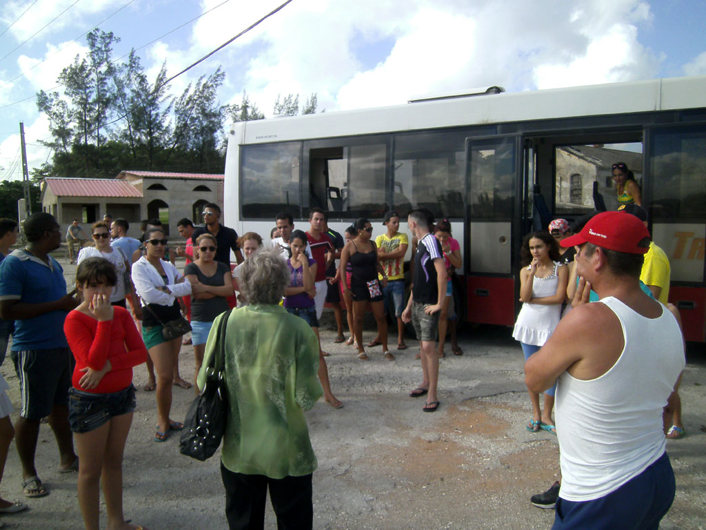 Proyecto Caminos y Saberes en su ruta número tres: Camino a Bariay, encuentro de dos culturas, con la participación de estudiantes de las sedes Oscar Lucero Moya y Manuel Fajardo. Desarrollado en Holguín, el 05 de diciembre de 2015. UHO FOTO/Froilán Rodríguez