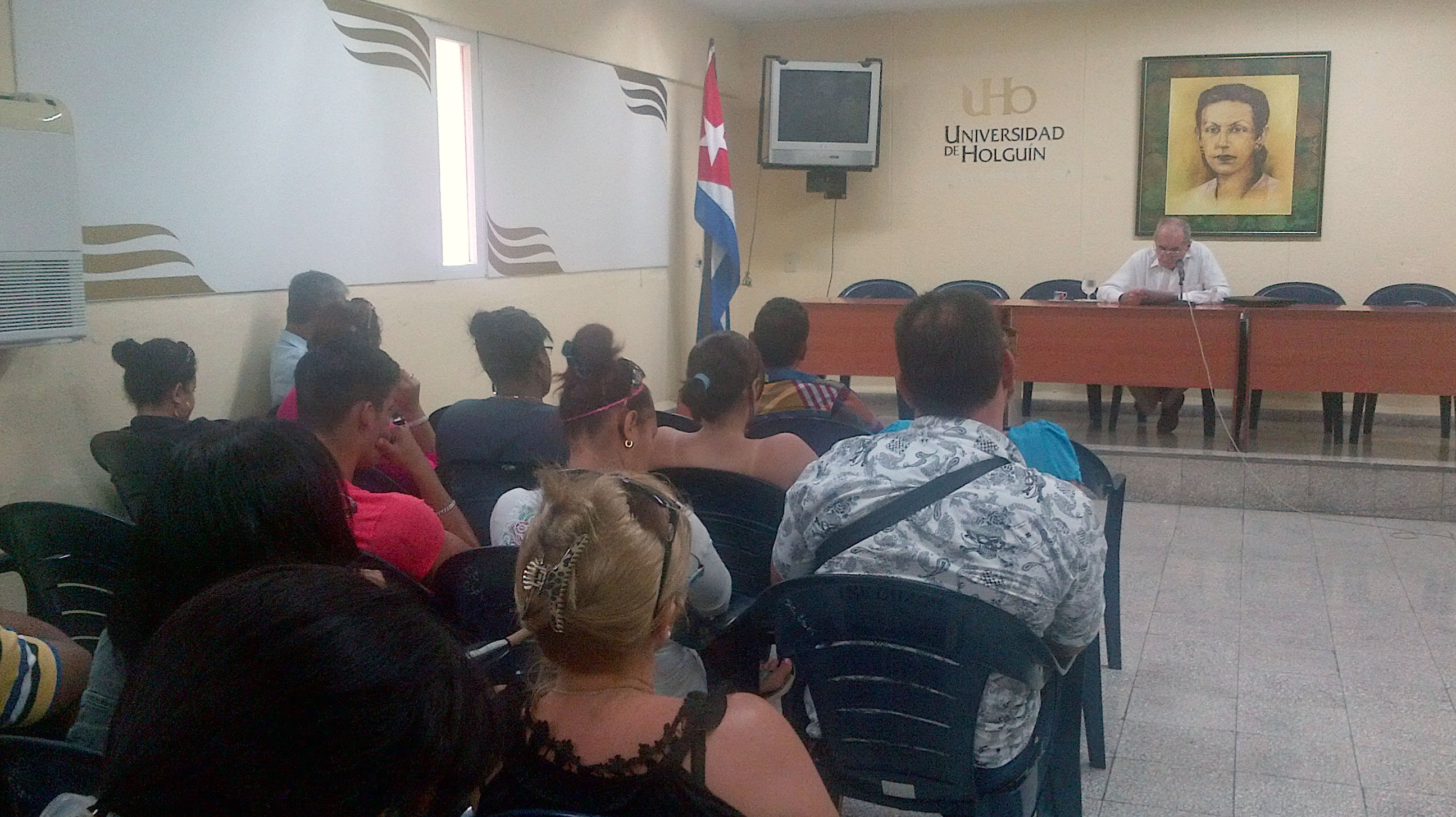 Como parte de las actividades del décimo segundo Congreso Nacional de Historia, que por estos días sesiona en la provincia de Holguín, el investigador y Dr.C Jorge Ibarra Cuestas, destacado historiador cubano, compartió con los estudiantes y profesores universitarios. Desarrollado en la Sede "Celia Sánchez Manduley" el 25 de abril de 2016. UHO FOTO/Yudith Rojas Tamayo