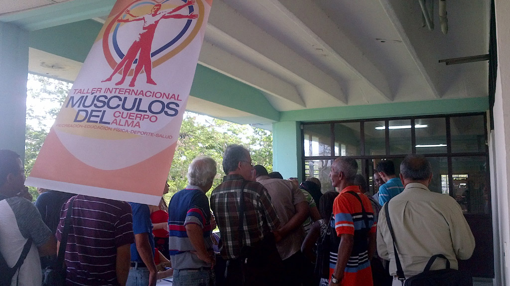 Durante la mañana se acreditan los delegados extranjeros y cubanos que, durante tres días, intercambiarán en el VII Taller Internacional "Músculo del cuerpo, músculo del alma" Desarrollado en la sede Manuel Fajardo, el 25 de mayo de 2016. Foto: Yudith Rojas Tamayo.