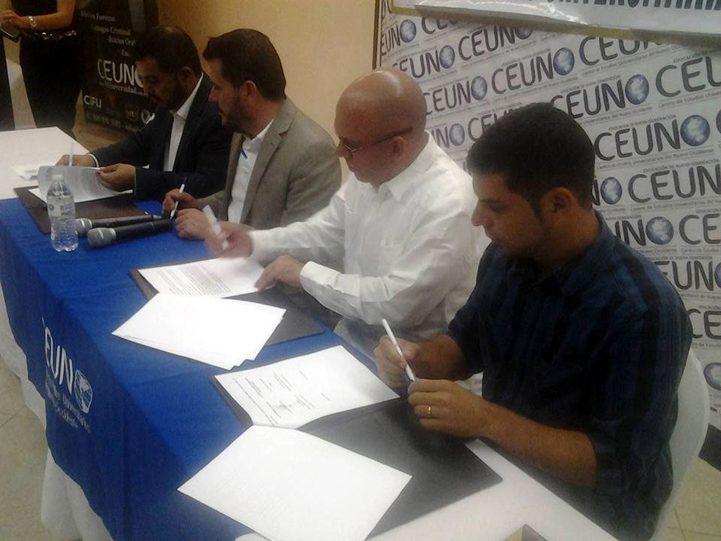 El Dr.C Reynaldo Velázquez Zaldívar, rector de la Universidad de Holguín, firma Convenio Marco con autoridades del Centro de Estudios Universitarios de Nuevo Occidente (CEUNO). Efectuado en el Estado de Sonora en México, el 4 de junio de 2016. UHO FOTO/Cortesía de la Delegación holguinera.