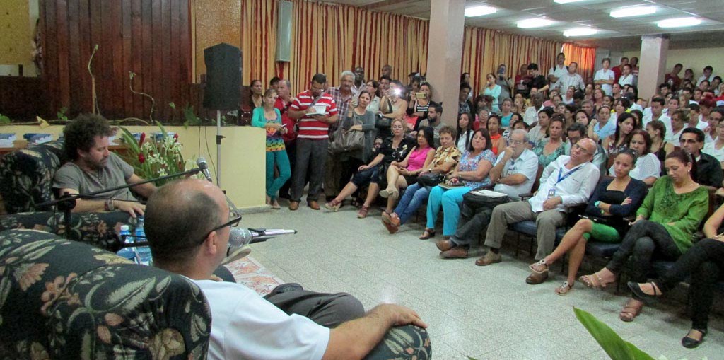 Ernesto Limia y Raúl Paz dialogan con universitarios en Holguín. Foto: Francisco Rojas González.