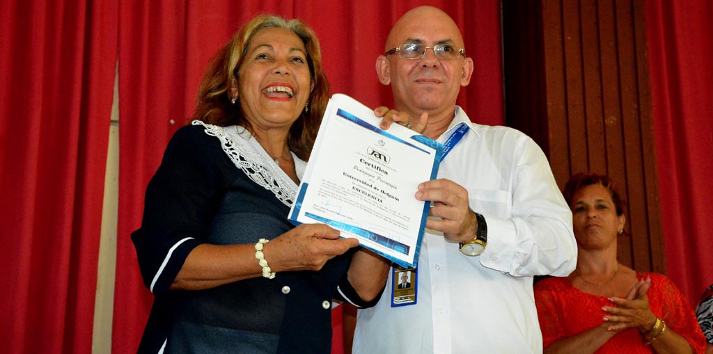 El Dr. C. Reynaldo Velázquez Zaldívar, Rector, entrega a la Dr. C. Aurora García Gutiérrez, el Certificado que confirma la Condición de Excelencia a la Carrera Pedagogía-Psicología.