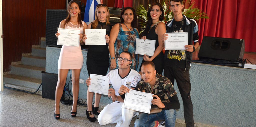 Los graduados muestran sus títulos al concluir el acto de Graduación del Curso de Formación Básica de Nivel Medio Superior. Efectuado el 11 de julio de 2017 en el Teatro de la Sede José de la Luz y Caballero. UHO FOTO/Luis Ernesto Ruiz Martínez.