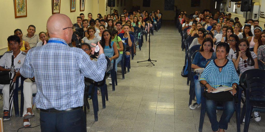 Comienzan los intercambio que cada año sostiene el Dr. C. Reynaldo Velázquez Zaldívar, Rector de la Universidad de Holguín, con estudiantes de nuevo ingreso de las diferentes carreras. UHO FOTO/Luis Ernesto Ruiz Martínez.