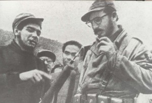 Junto a Fidel durante las pruebas del sistema de fusil de cañón recortado lanza-granadas. Pata de la Mesa Sierra Maestra, febrero de 1958