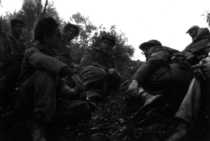 Junto a Fidel y otros combatientes del Ejército Rebelde tras la batalla de Pino del Agua. Septiembre de 1957