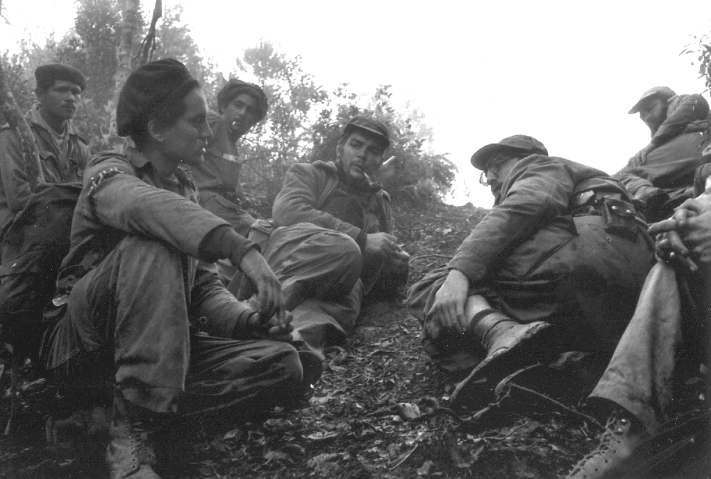 Junto a Fidel y otros combatientes del Ejército Rebelde tras la batalla de Pino del Agua. Septiembre de 1957