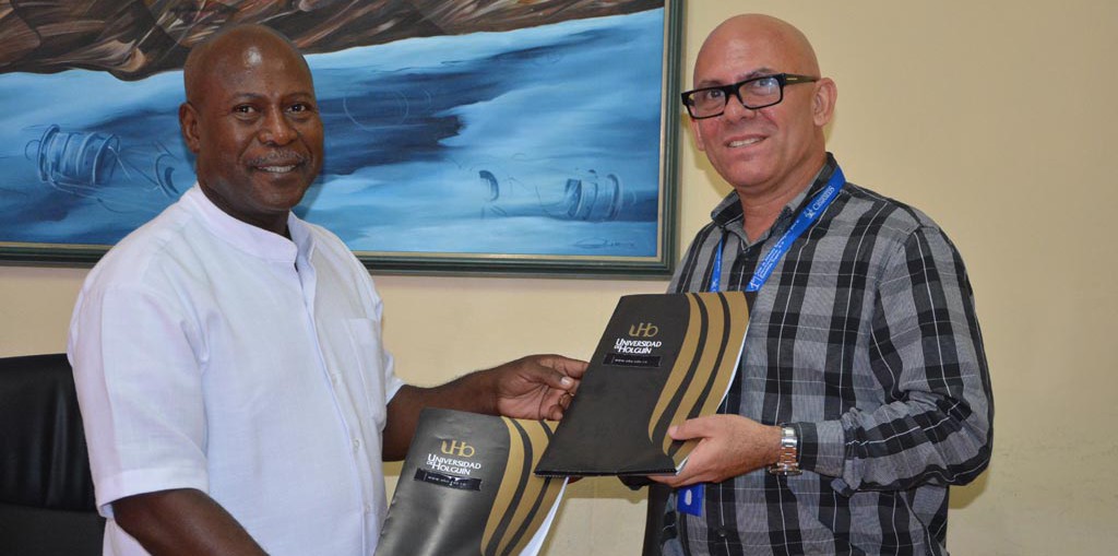 El Dr. C. Reynaldo Velázquez Zaldívar (izq), Rector de la Universidad de Holguín, y el Dr. Girard Vernaza Arroyo, Rector de la Universidad Técnica "Luis Vargas Torres", de Esmeraldas, Ecuador, firman Convenio Marco entre ambas instituciones. UHO FOTO/Luis Ernesto Ruiz Martínez-Dircom
