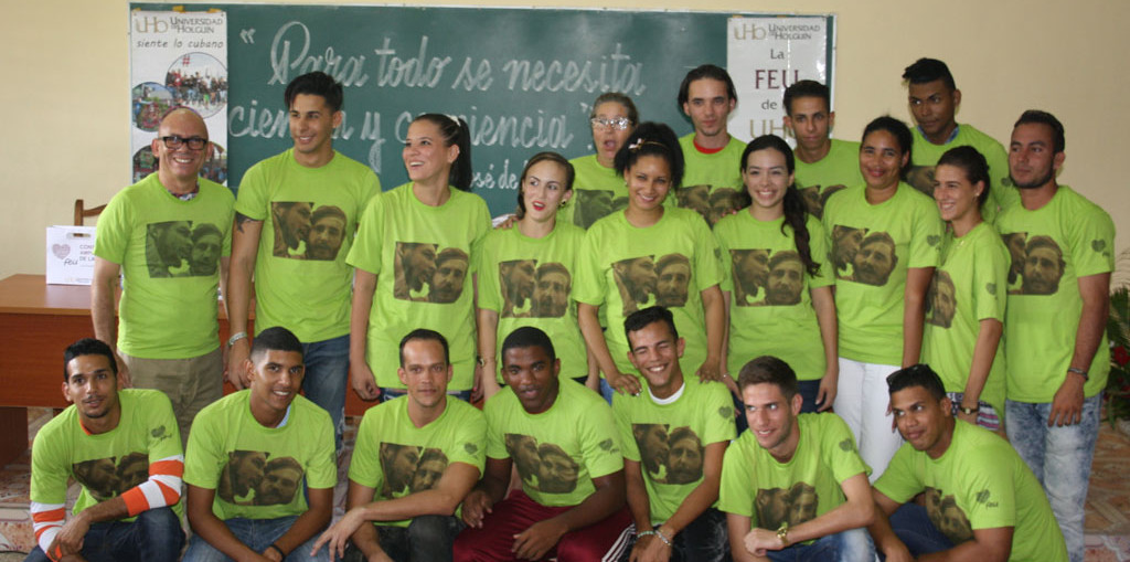 El Rector de la Universidad de Holguín con miembros del Consejo de la FEU.