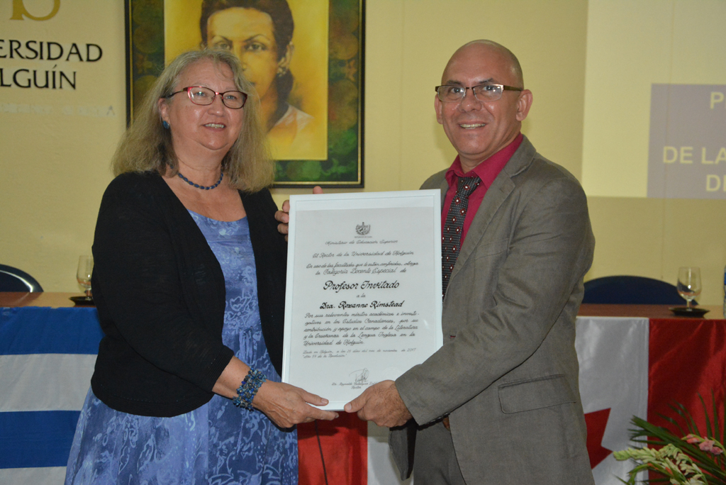 Entrega de la condición de Profesor Invitado a la Dra. Roxanne Rimstead, investigadora de la Universidad de Sherbrooke, por el Dr. C. Reynaldo Velázquez, Rector de la Universidad de Holguín. Desarrollado en la Sede "Celia Sánchez Manduley" el 29 de noviembre de 2017. UHO FOTO/Yudith Rojas Tamayo