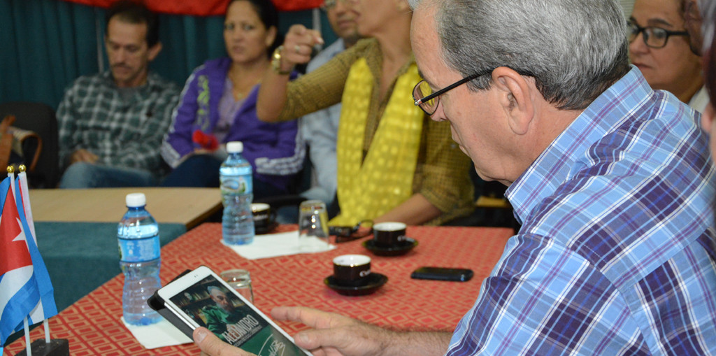 El Dr. C. José Ramón Saborido interactúa con la aplicación "Alejandro", realizada desde CESOFTAD. Desarrollado en la sede José de la Luz y Caballero, el 13 de diciembre de 2017. Foto:Yudith Rojas Tamayo