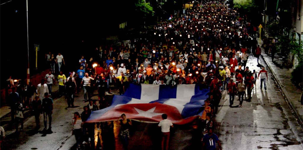 Profesores y estudiantes de la Universidad de Holguín marchan como tributo al nacimiento del Héroe Nacional de Cuba. Desarrollado en la Avenida Los Libertadores, el 27 de enero de 2018. Foto/UHo: Yensy Torres Oliva