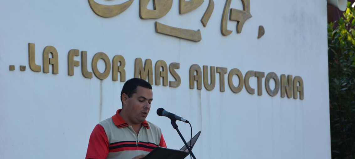 El profesor Víctor Aguilera Nonel rememora momentos importantes de la vida de Camilo Cienfuegos en el acto efectuado efectuado en la sede Celia Sánchez Manduley, el 6 de febrero de 2018. UHO FOTO/Luis Ernesto Ruiz Martínez.