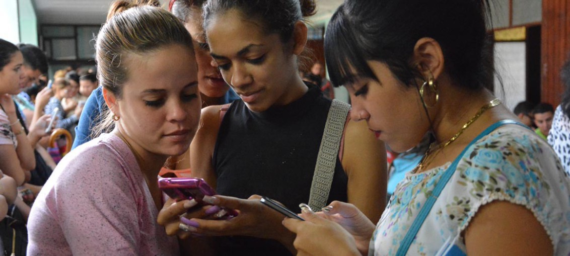 Estudiantes de la Universidad de Holguín participan en el avispero Voto #PorCuba. Sede José de la Luz y Caballero el 2 de marzo de 2018. UHO FOTO/Heidi Marlen Viguera.