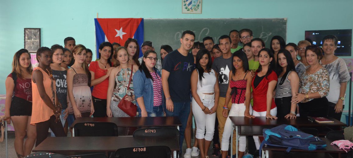 La Brigada de primer año de Licenciatura en Español junto a Claudia Fernández Moreno, Primera Delegada Directa de la UHo al Noveno Congreso FEU y a Raúl Alejandro Palmero Fernández, Presidente Nacional de la FEU. UHO FOTO/Luis Ernesto Ruiz Martínez.