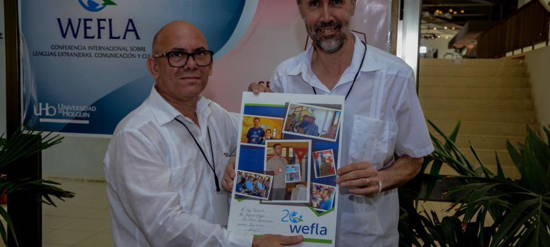 El Dr. C. Reynaldo Velazquez Zaldívar, Rector de la Universidad de Holguín, junto a Jeff Tennant luego de entregarle un reconocimiento por su vinculación con Wefla. UHo FOTO/ Torralbas.