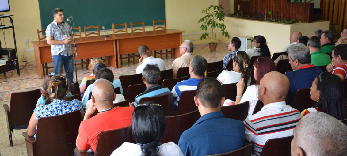 El Dr. C. Roberto Pérez Almaguer, Vicerrector de Formación, inaugura oficialmente el VIII Evento Nacional de Formación laboral e investigaciones educativas, organizado por la Universidad de Holguín, que sesiona en la sede José de la Luz y Caballero UHo FOTO/Luis Ernesto Ruiz Martínez.