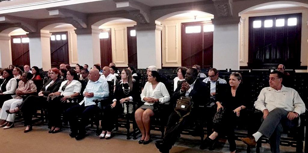 El Ministerio de Educación Superior entregó distinciones a profesores destacados en las actividades de postgrado e investigación y premió la actividad científico técnica. Foto tomada de Radio Rebelde.