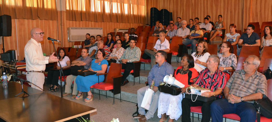 El Dr. C. Reynaldo Velázquez Zaldívar, Rector de la UHo, además de dar la bienvenida oficial a la institución, ofrece detalles a los expertos durante la apertura del proceso de evaluación externa de la Maestría en Educación Matemática Universitaria, efectuada en la sede Oscar Lucero Moya, el 25 de junio de 2018. UHO FOTO/Luis Ernesto Ruiz Martínez.