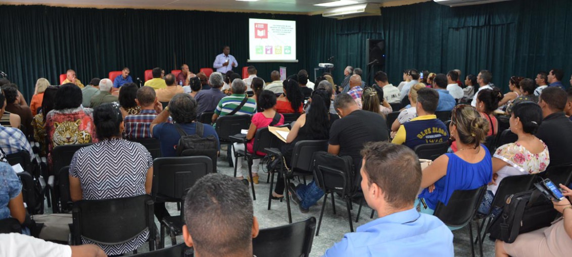 El Dr. C. Pedro Valiente Sandó imparte la Conferenciua Inaugural del Cuarto Taller Nacional sobre estudios de Dirección, efectuado en Expo Holguín los días 1 y 2 de junio de 2018. UHo FOTO/Luis Ernesto Ruiz Martínez.