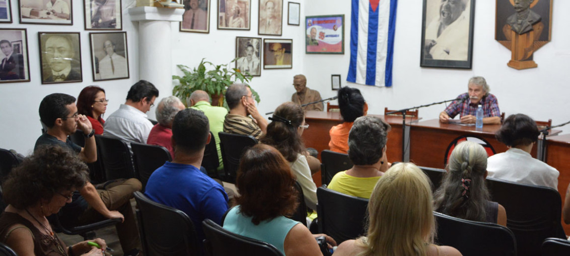 Café Literario organizado por el poeta, escritor y profesor universitario Manuel García Verdecia, dedicado a la Universidad de Holguín en su aniversario 50. Sede de la UNEAC, jueves 15 de noviembre de 2018. UHo FOTO/Luis Ernesto Ruiz Martínez.