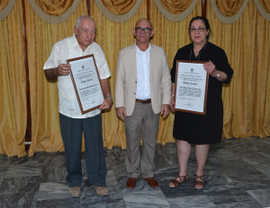 Acto de entrega de la Categoría Docente Especial de Profesor Invitado a la Dr. Cs. Gloria Fariñas León, de la Universidad de La Habana, y de Profesor Emérito al Dr. C. Carlos Córdova Martínez, de la Universidad de Holguín. Celebrado en la Plaza de la Revolución de Holguín, el 20 de diciembre de 2018. UHo FOTO/Luis Ernesto Ruiz Martínez.