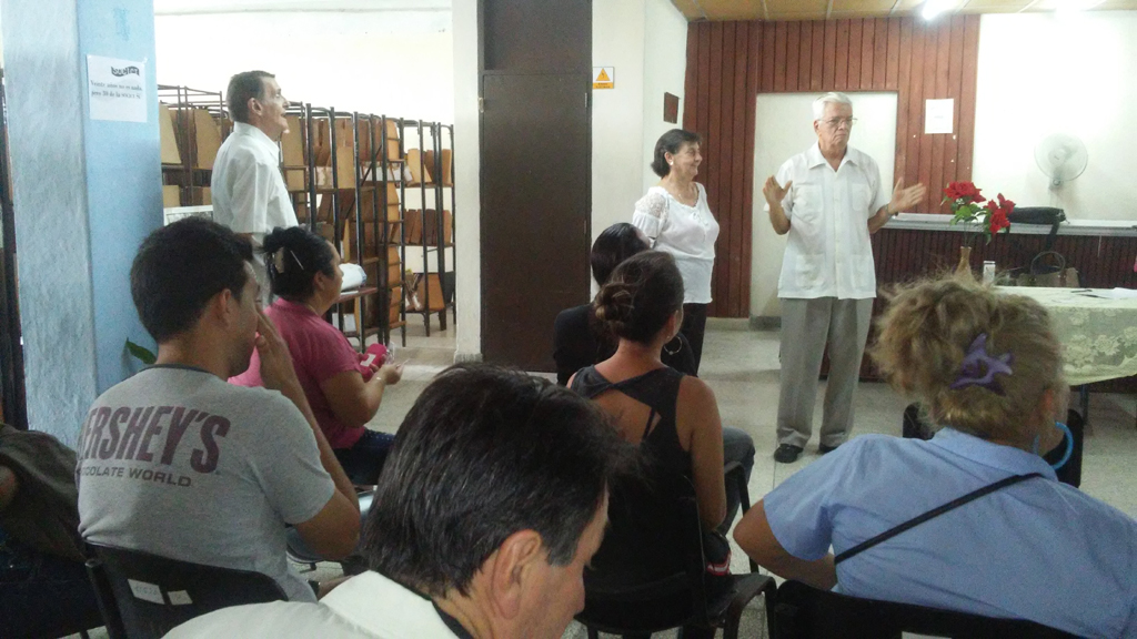 Emotivo encuentro entre la sobrina de Oscar Lucero Moya y los participantes del Café Literario. Desarrollado en la sede Oscar Lucero Moya, el 05 de dciembre de 2018-UHO/Foto: Yudith Rojas Tamayo