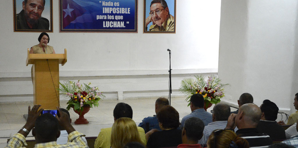 La Dr. C. Isabel Cristina Torres Torres, Rectora de la Universidad de Holguín, pronuncia las palabras centrales en el acto de apertura de la edición 22 de los Diplomados de Administración pública y Dirección y gestión empresarial, efectuado en la Escuela del Partido en Holguín, el 21 de enero de 2019. UHo FOTO/Luis Ernesto Ruiz Martínez.