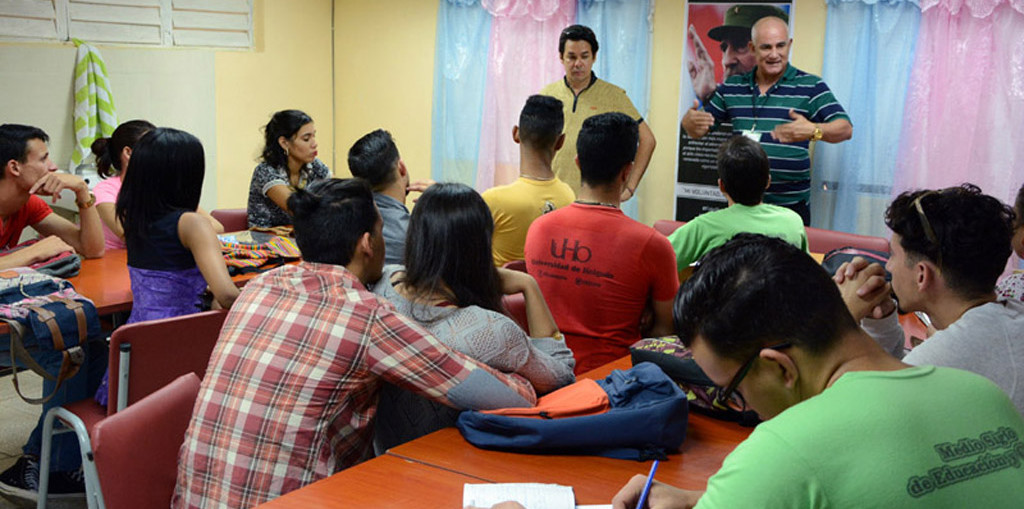 Estudiantes de la Universidad de Holguín participan como colaboradores y supervisores del proceso de referendo constitucional. UHo FOTO/Luis Ernesto Ruiz Martínez.