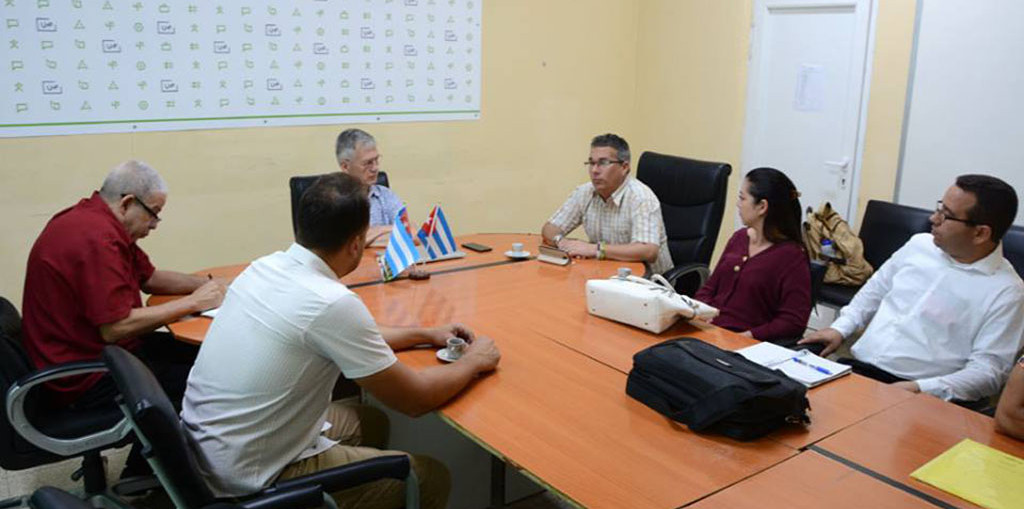 El Dr. Marc Govaerts, coordinador belga del proyecto Red-TIC, y su líder cubano, el Dr. C. Febe Ángel Ciudad Ricardo, intercambian con autoridades y desarrolladores de la Universidad de Holguín. UHo FOTO/Luis Ernesto Ruiz Martínez.