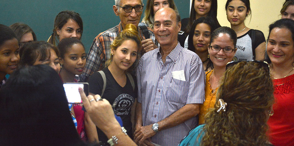 El Maestro Guido López-Gavilán rodeado de jóvenes estudiantes luego de su Conferencia Magistral, primera actividad oficial de la Cátedra Honorífica de música cubana Faustino Oramas. UHo FOTO/Luis Ernesto Ruiz Martínez.