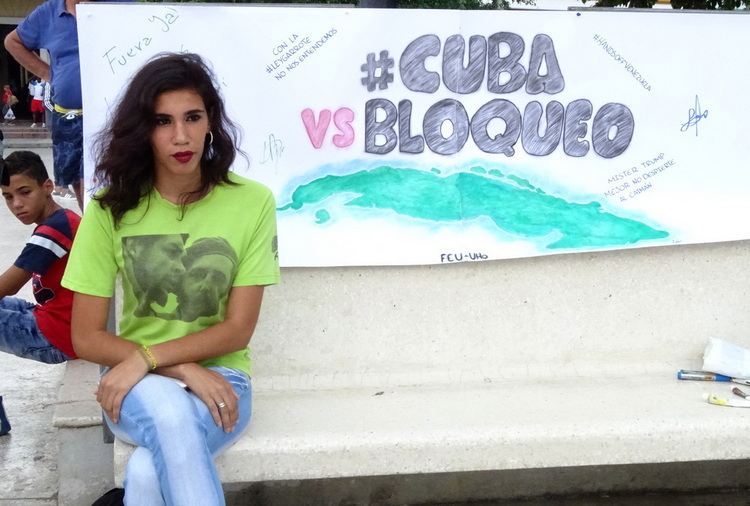 Estudiantes en el Abrazo contra el bloqueo-1