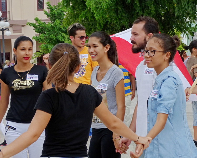 Estudiantes el el Abrazo contra el bloqueo-3