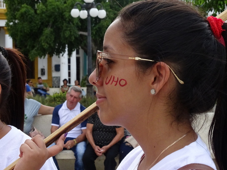 Estudiantes el el Abrazo contra el bloqueo