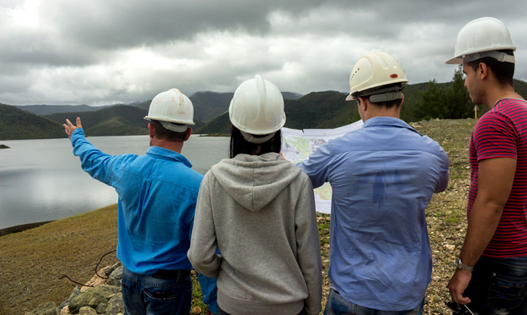 El proyecto Desarrollo de la tecnología para análisis integrado de la deformación en las obras ingenieras, se propone desarrollar una tecnología para el análisis de la deformación, que integre los métodos geodésicos, geotécnicos y la modelación determinística. Foto: Torralbas.