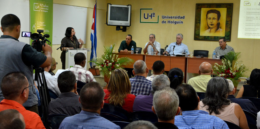 Encuentro con el presidente cubano Miguel Díaz-Canel Bermúdez en la sede Celia Sánchez Manduley, de la Universidad de Holguín. UHo Foto/Luis Ernesto Ruiz Martínez.