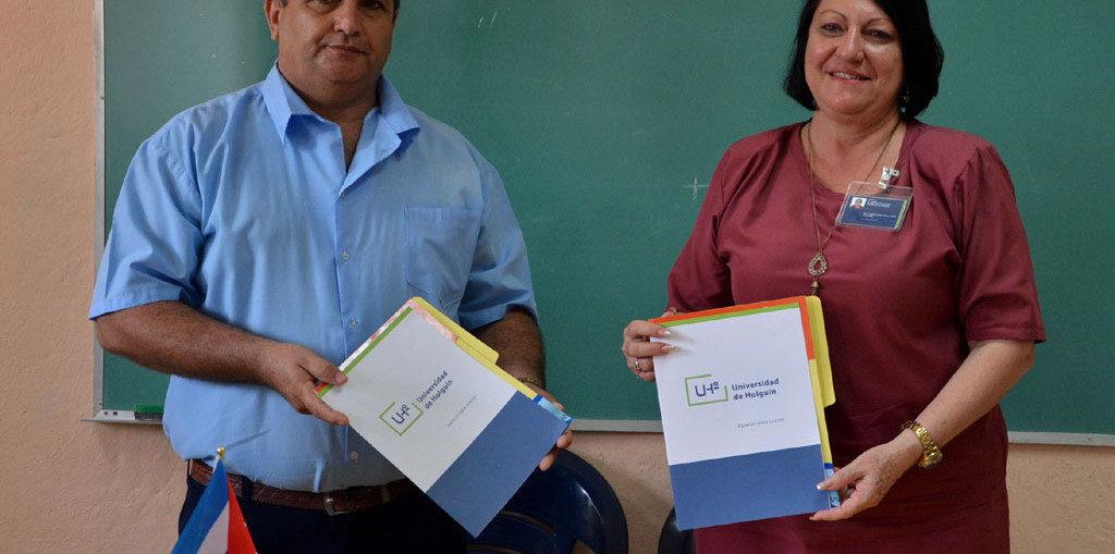 Enrique Santiago Fernández, Director de Joven Club y la Dr. C. Isabel Cristina Torres Torres, Rectora de la UHo firman convenio entre ambas instituciones. Martes 14 de mayo de 2019, sede Celia Sánchez Manduley. UHo FOTO/Luis Ernesto Ruiz Martínez.