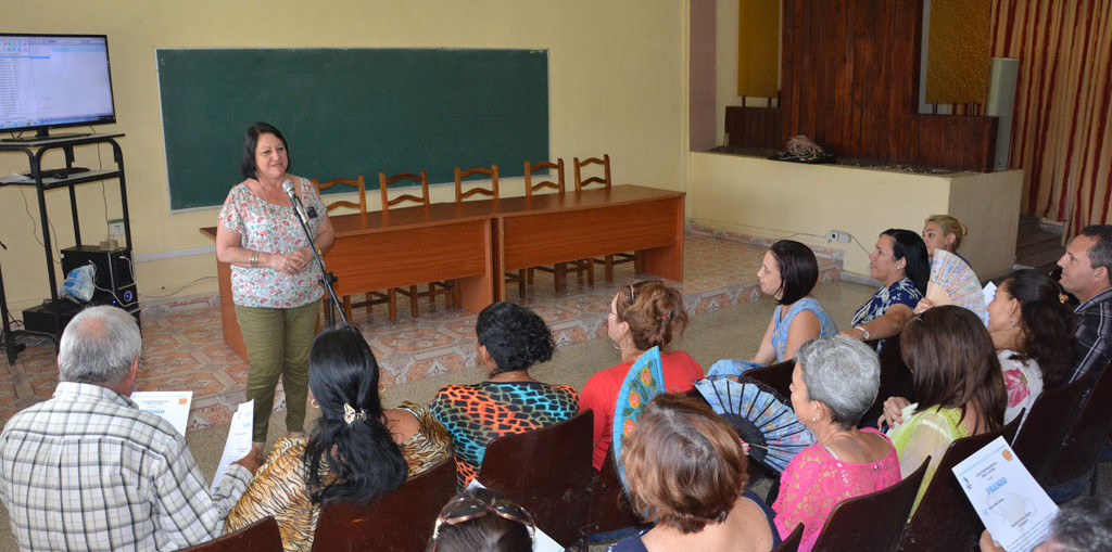 La Dr. C. Isabel Cristina Torres Torres, Rectora de la Universidad de Holguín, felicita a los integrantes de CENFOLAB y CECE por el reconocimiento obtenido. Sede José de la Luz y Caballero, 3 de junio de 2019. UHo FOTO/Luis Ernesto Ruiz Martínez.