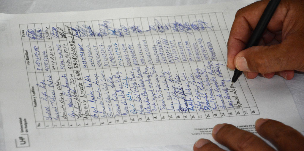 Estudiantes y trabajadores de la Universidad de Holguín, reclaman la inmediata liberación de Lula. UHo FOTO/ Luis Ernesto Ruiz Martínez.