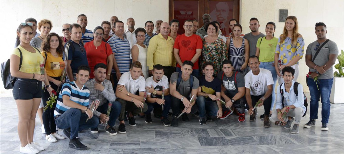 Acto de constitución del Consejo de la FEU de la Universidad de Holguín, efectuado en la Plaza de la Revolución “Calixto García”, de Holguín. UHo FOTO/Luis Ernesto Ruiz Martínez.