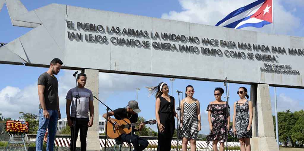 Entregan carné de la UJC a jóvenes estudiantes y trabajadores de la Universidad de Holguín. Acto efectuado el 11 de diciembre en la Plaza de la Revolución. UHo FOTOS/Luis Ernesto Ruiz Martínez.