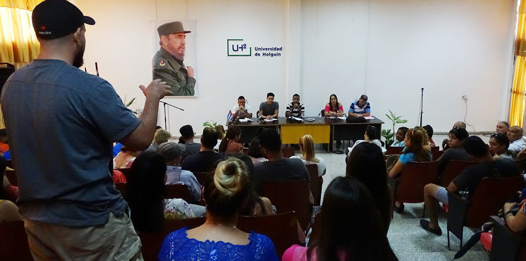 Intercambio en la Universidad de Holguín con Santiago Jerez Mustelier, secretario de la esfera de Comunicación de la FEU nacional. UHo FOTO/Yusmel Pérez Figueredo.