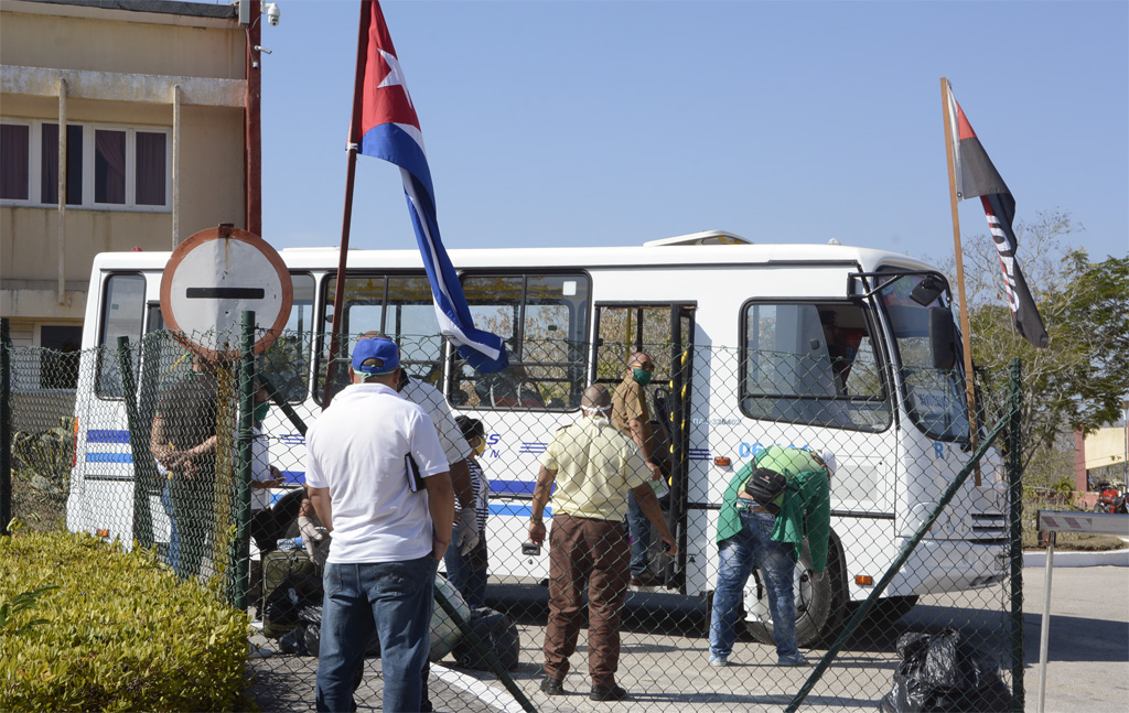 Los viajeron regresan a casa. UHo Foto/Luis Ernesto Ruiz Martínez.