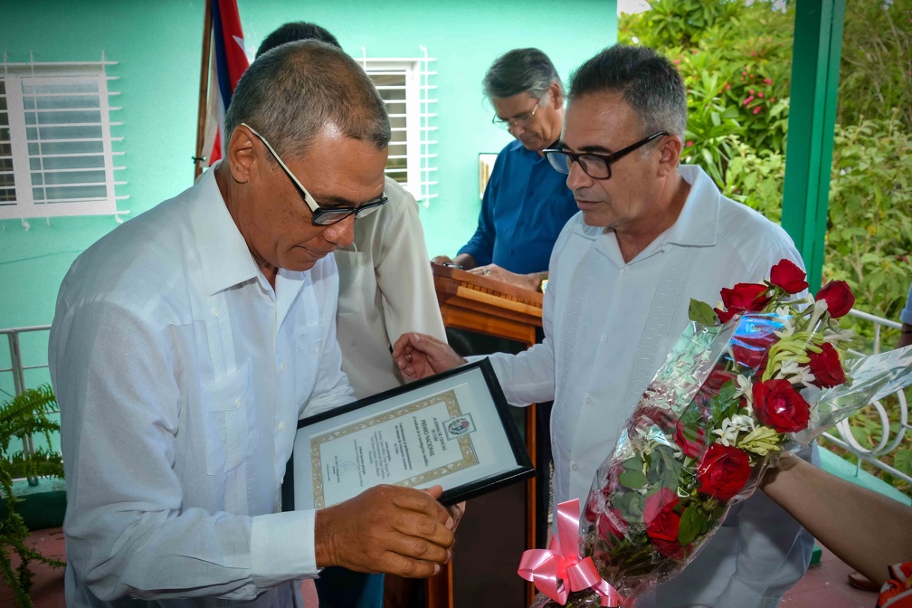 El Doctor Luis Velázquez (D), Presidente de la Academia de Ciencias de Cuba, entrega el Premio al Resultado de la Investigación Científica al Doctor en Ciencias Esteban López Milán (I), de la Universidad de Holguín, en la Delegación Provincial del Ministerio de Ciencia Tecnología y Medioambiente, en la ciudad de Holguín, Cuba, el 17 de julio de 2020. ACN FOTO/Juan Pablo CARRERAS/mvh
