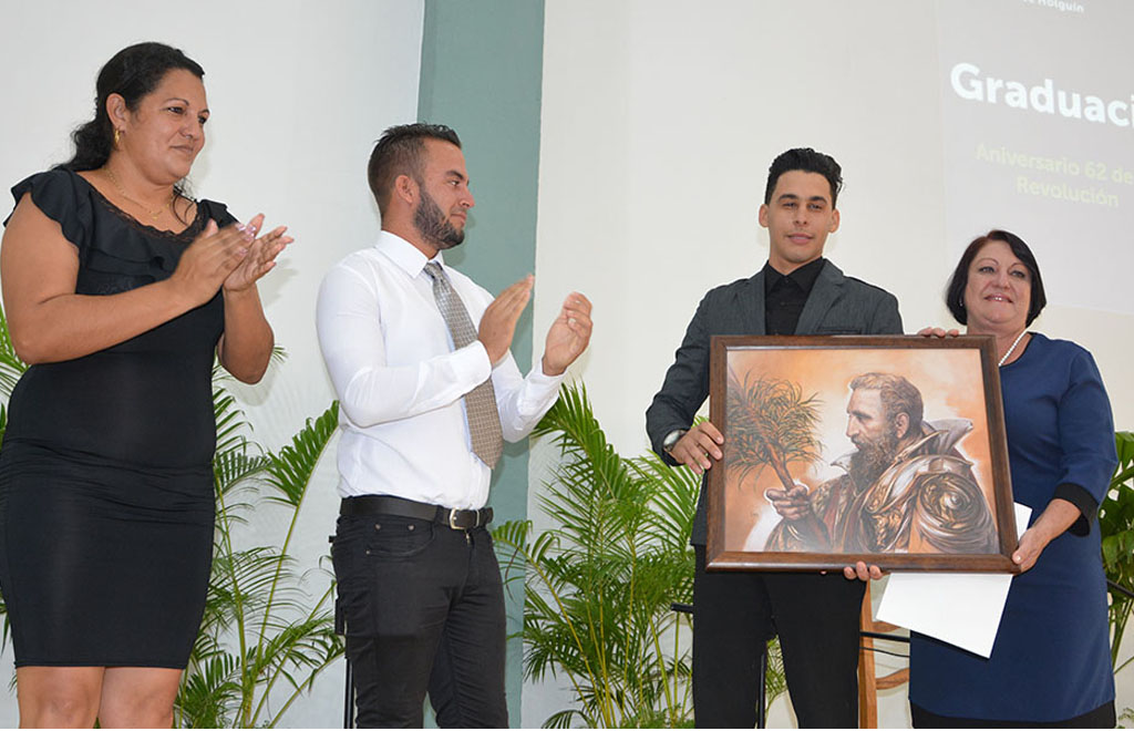 Jorge Ignacio Chelala recibió excepcionalmente el Premio de la Rectora, hecho sin precedente en la Universidad de Holguín. UHo Foto/Luis Ernesto Ruiz Martínez