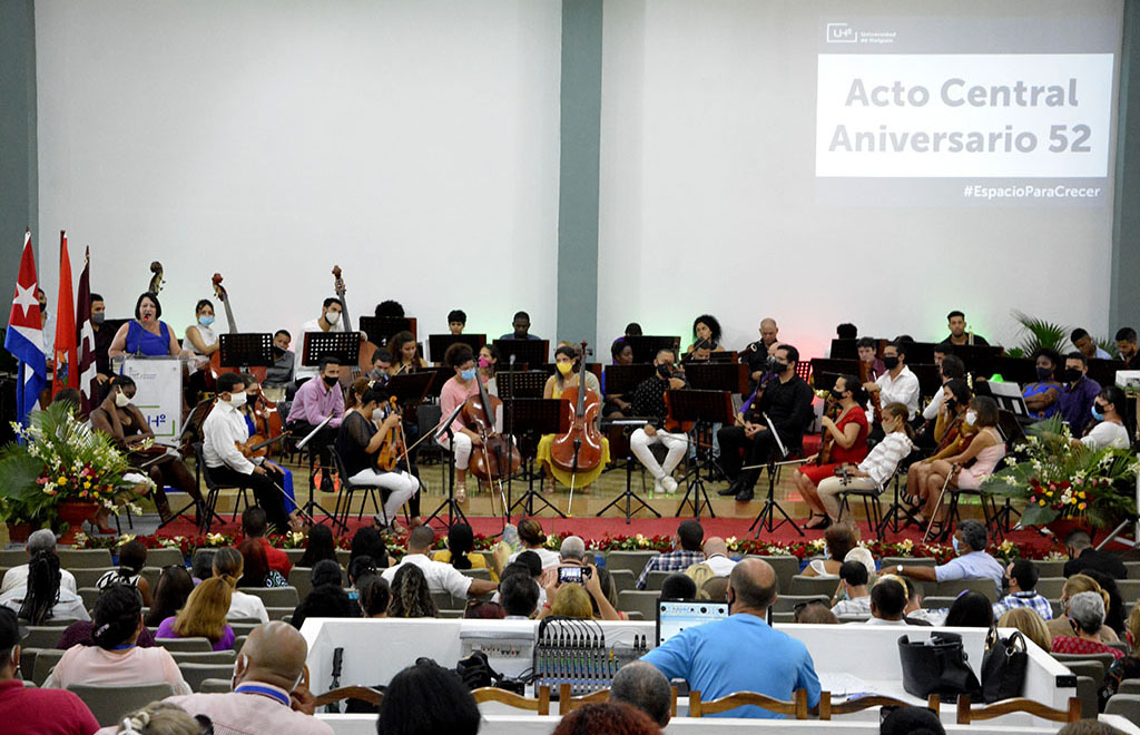 Acto central por al aniversario 52 de la Universidad de Holguín. Desarrollado en el teatro de la sede José de la Luz y Caballero, el 4 de noviembre de 2020. UHo FOTO/Luis Ernesto Ruiz Martínez.