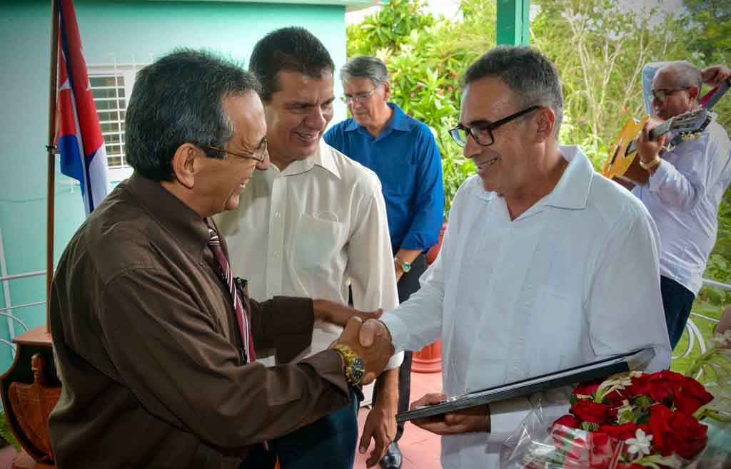 El Doctor Luis Velázquez (D), Presidente de la Academia de Ciencias de Cuba, entrega el Premio al Resultado de la Investigación Científica al Doctor en Ciencias Luis Orlando Aguilera García (I), en la Delegación Provincial del Ministerio de Ciencia Tecnología y Medioambiente, en la ciudad de Holguín, Cuba, el 17 de julio de 2020. ACN FOTO/Juan Pablo CARRERAS
