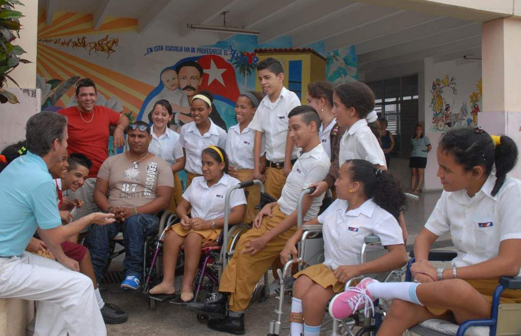 La Escuela Solidaridad con Panamá . Es un centro diseñado para niños de preescolar a noveno grado con impedimentos físico-motores o retraso mental, el centro es único de su tipo en el país.